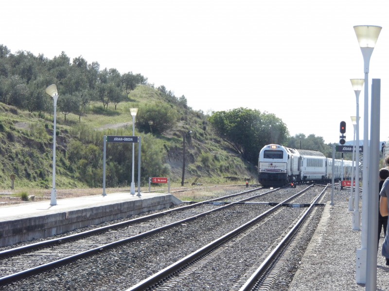 Talgo procedente de Madrid y con destino Almería entrando en la estación.JPG