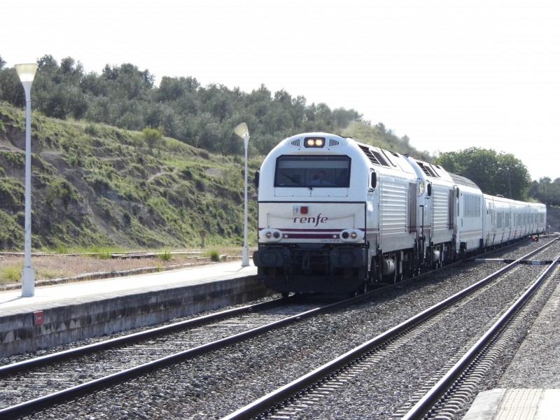 Talgo sentido Almería con refuerzo y en doble tracción.JPG