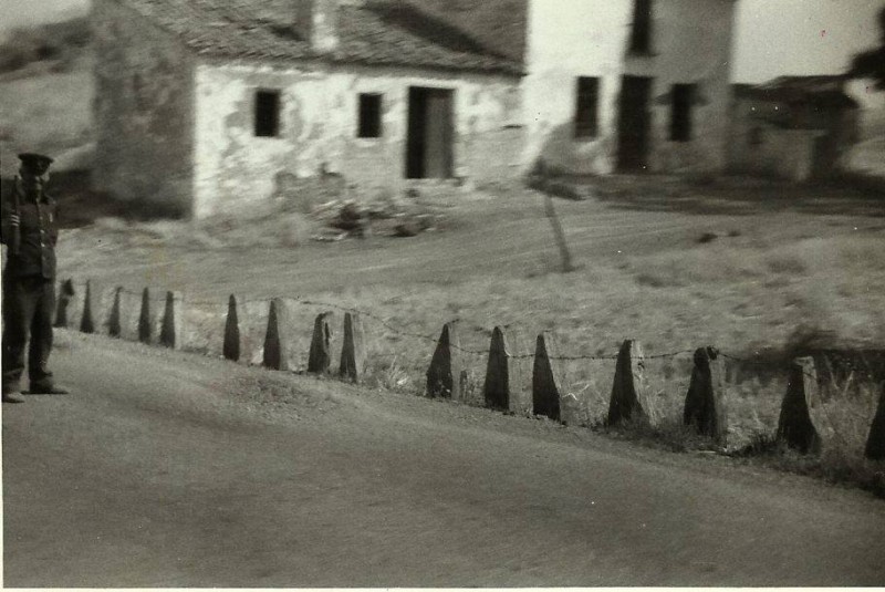 Paso a nivel de la estacion de Alcaudete.Guardabarrera esperando que terminara el paso del tren.jpg