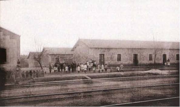 Estacion de Espeluy.Escuela y viviendas de ferroviarios.Fecha  año 1918 .Sin datos de autor.jpg