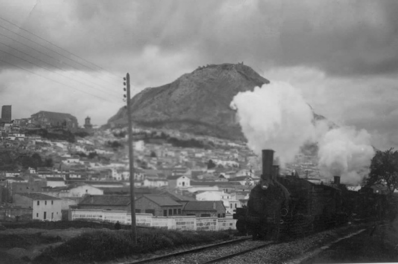 Tren con doble traccion cerca de Martos o saliendo de ella.jpg