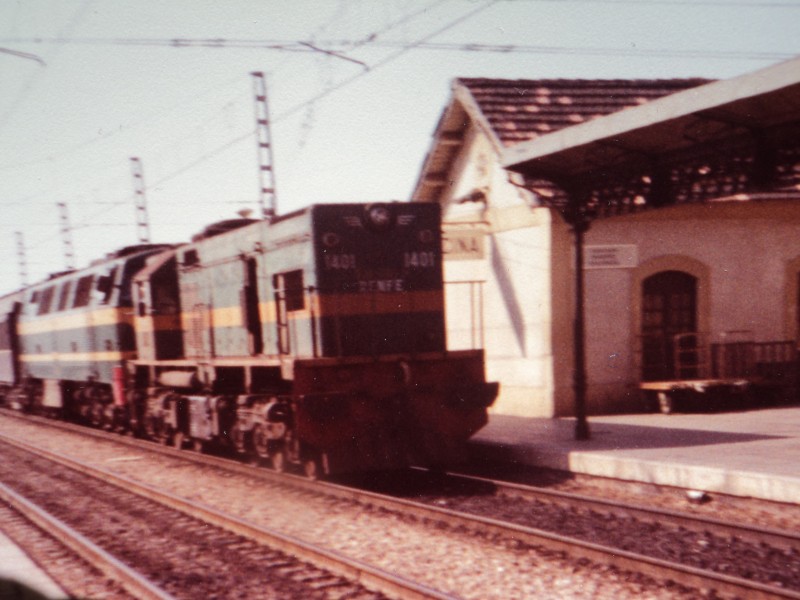1401 Con el expreso de Granada en la estacion de la Encina Agosto de 1981.JPG