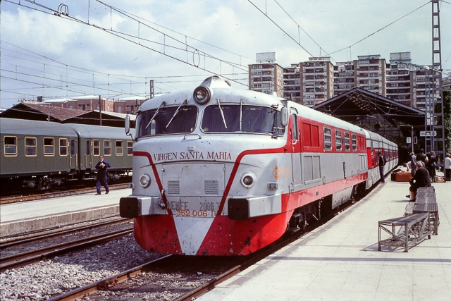 352.006 - Talgo III Virgen del Carmen - Málaga. 11-04-1980. John Sloane.jpg