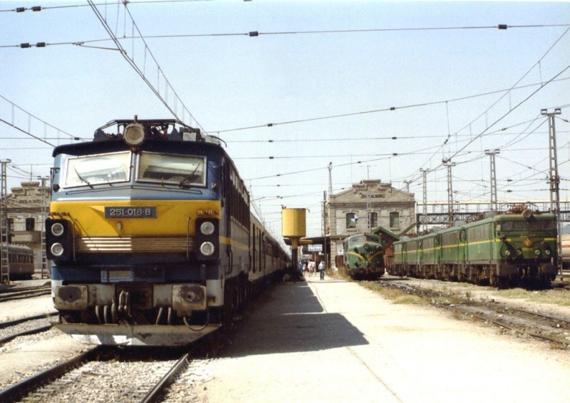 Expreso Shangai en Venta de Baños, 17 de julio del 1985. El expreso Barcelona a Coruña y Vigo.jpg