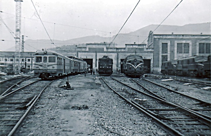 Depósito de máquinas de la Argañosa. Oviedo. 1970. Foto Nacho..jpg