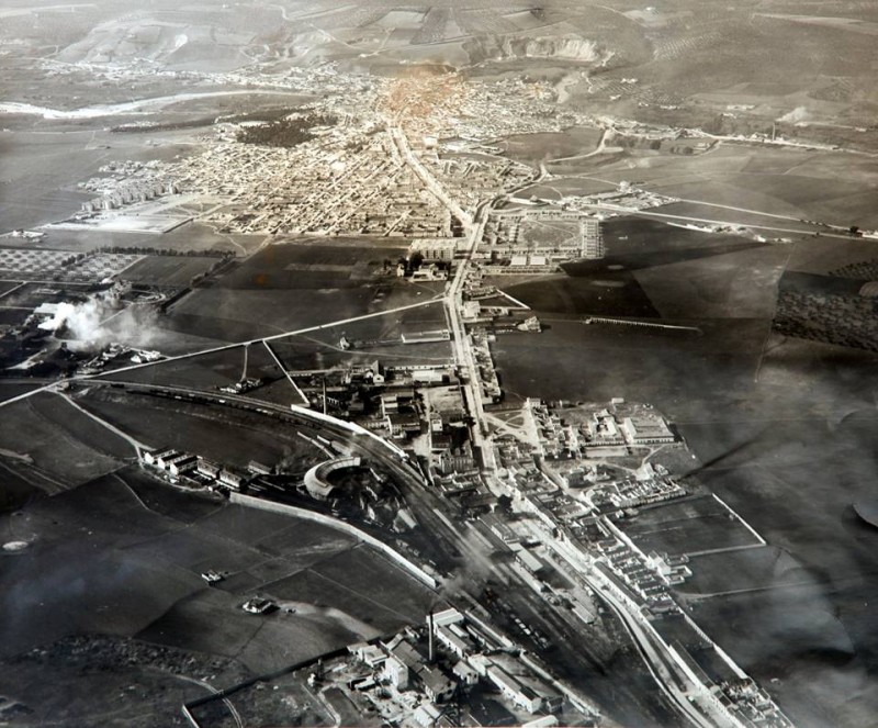 Puente Genil.Vista aerea de la estacion y el deposito .Fecha años 50 S.D.A..jpg