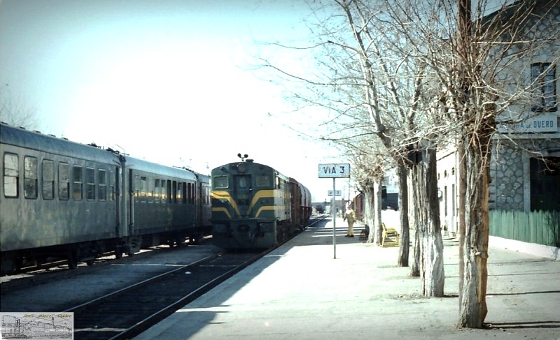 Estación de Aranda de Duero Chelva en 1.981. Locomotora S-318. Juan Miguel Sastre 2.jpg