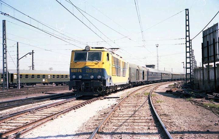 El Catalán entrando en Plaza de Armas remolcado por la locomotora 250-001. 29-06-1982. Antonio Gutiérrez Ruia.jpg