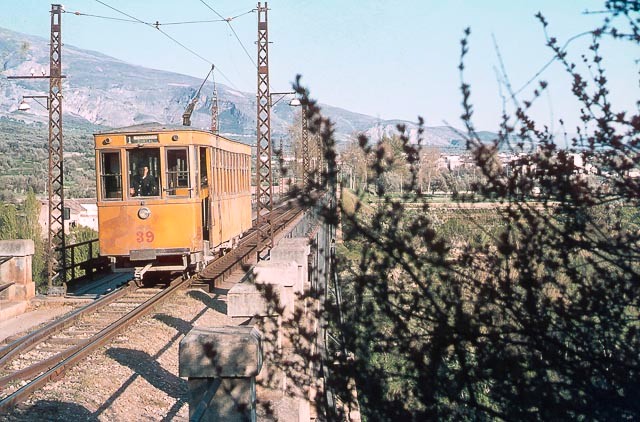 Tranvía sobre puente. 19-04-1972. John Batts.jpg