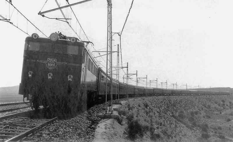 7904 - Línea Madrid-Avila. mayo 1967. Foto Justo Arenillas.jpg