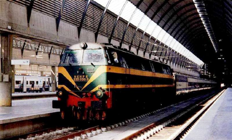 333.030 - Sevilla-Santa Justa, remolcando el Talgo Pendular Málaga, 26 de Junio de 1992. Autor Antonio Gutiérrez Ruiz,.jpg