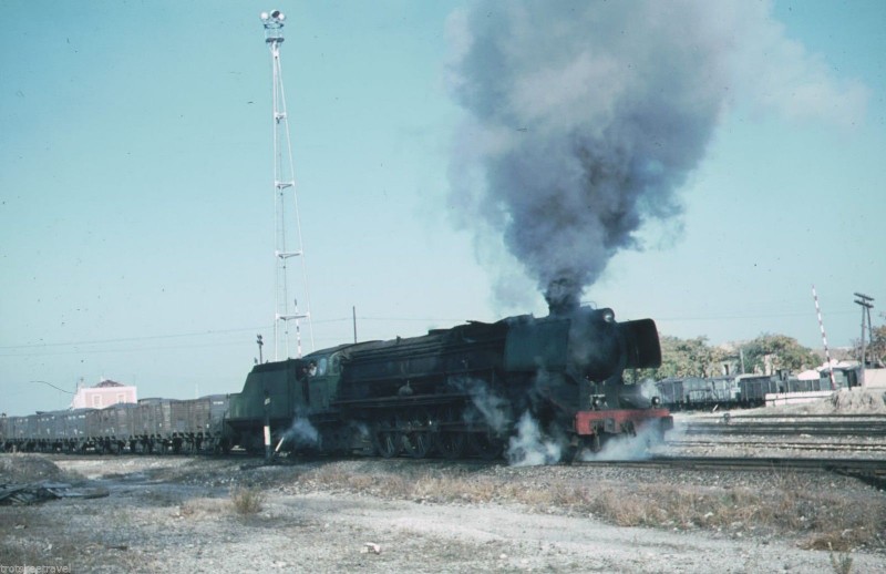 242F2007 con un mercancías en Castejón en 1970. Trotskeetravel..JPG