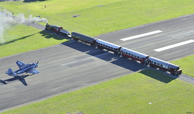 Tren que cruza la pista de aterrizaje del aeropuerto de Gisborne en Nueva Zelanda bis.jpg