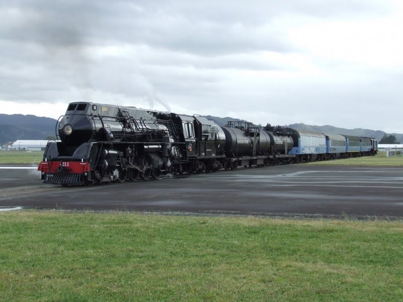 Tren que cruza la pista de aterrizaje del aeropuerto de Gisborne en Nueva Zelanda.jpg