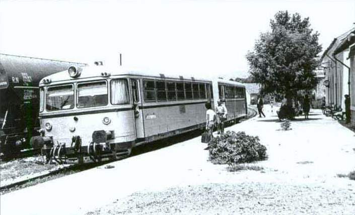 Ferrobús. Estación de Beniganim. 1974. Foto Esteban Gonzálo Rogel.jpg