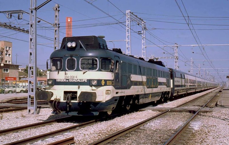 354.004 - Talgo Virgen de Guadalupe con el Talgo pendular de Madrid. Sant Vicenç de Calders, años 80-90, Foto Richard Ricard.jpg