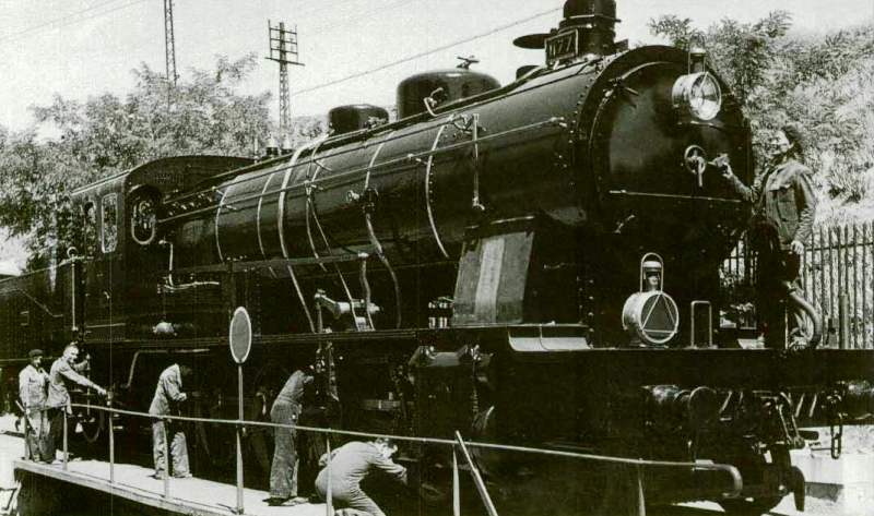 Mantenimiento de una máquina de vapor en Atocha.jpg