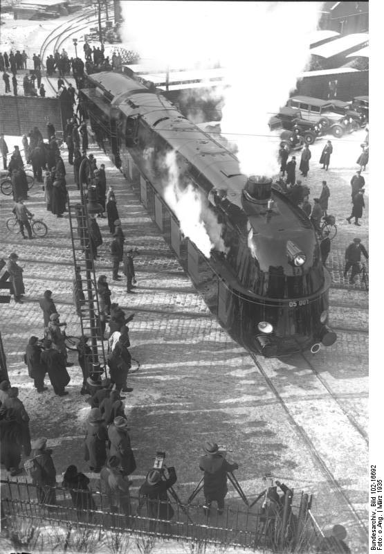 Bundesarchiv_Bild_102-16692,_Stromlinienlokomotive_05_001.jpg