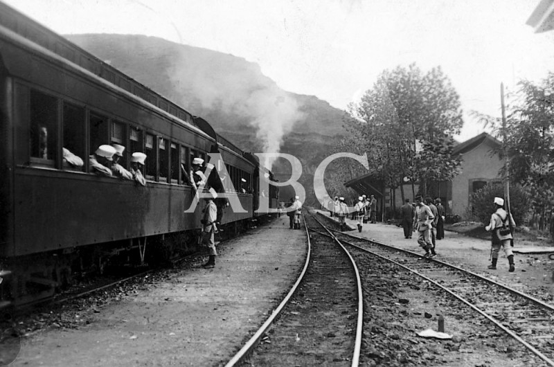 Bilbao-Las Arenas_tren en Desierto, custodiado por las tropas_17-9-1911 (Tort, ABC fotos).jpg