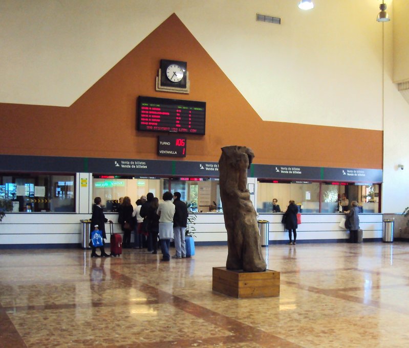 Estación_de_Ferrocarril,_interior,_Vigo.jpg