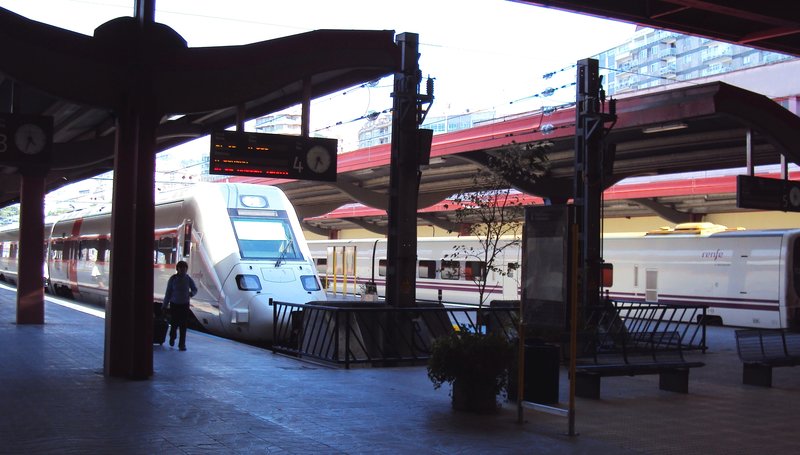 Estación_de_Ferrocarril,_plataformas,_Vigo.jpg
