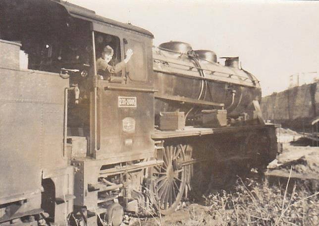 La 231-2005, ex Andaluces 3305, estacionada en la reserva de Cádiz en la década de 1950.jpg