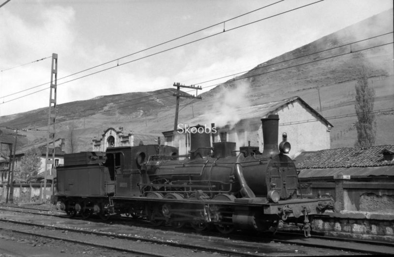 RENFE Spanish Railways Steam Locomotive 040 2173 in 1956 at Busdongo.jpg