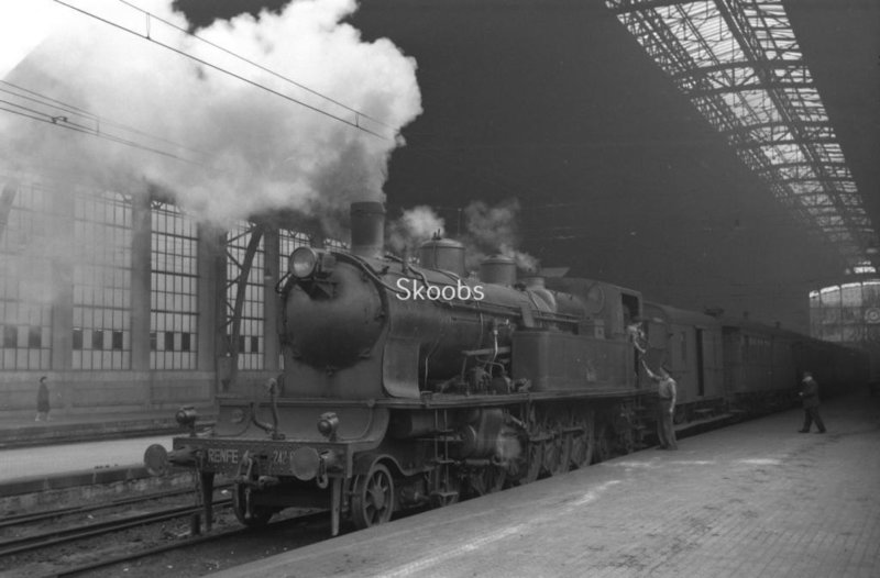 RENFE Spanish Railways Steam Locomotive 242 0401 in 1956 at Bilbao.jpg