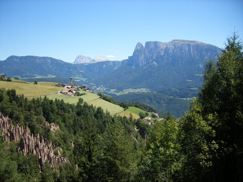 233. Bolzano. Panorámica con las pirámidesde tierra.JPG