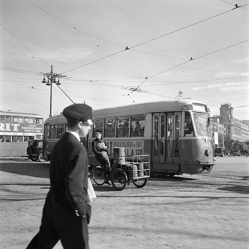 El 1090 en 1954 ó 55. Notar la pintura de las puertas.jpg