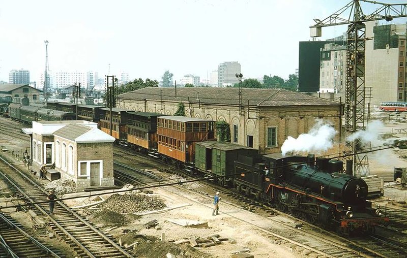 La 230-2088, antigua Norte 3104, efectuando su entrada con un tren Tranvía y coches con Imperial procedente de Xátiva en Valencia-Término en la década de 1960. Foto Peter Willen.jpg