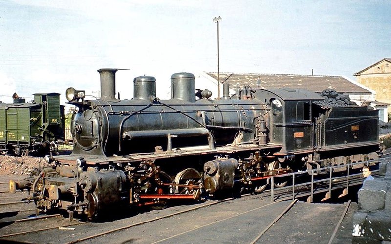 Locomotora de vapor RENFE 060-4006 procedente del F.C. Central de Aragón en la Reserva de Játiva 1966.jpg