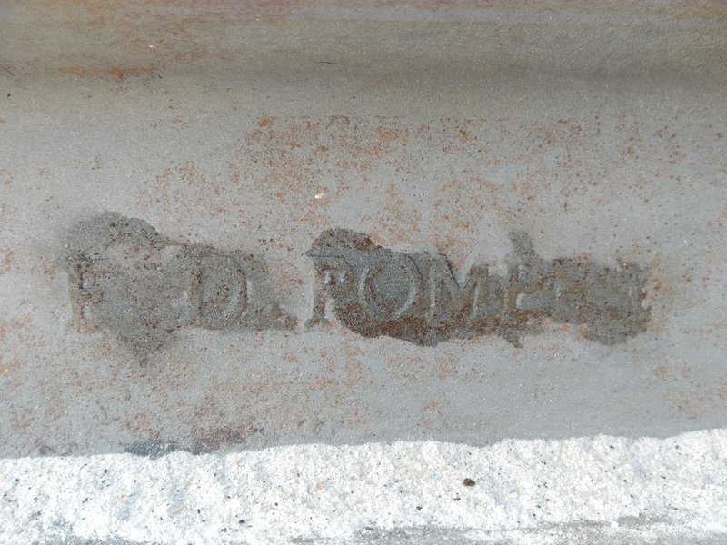 Firma del fabricante en el forjado del muelle.jpg