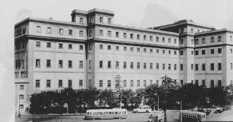 Atocha 1954 con un PCC y un Belga sieteventanas.jpg