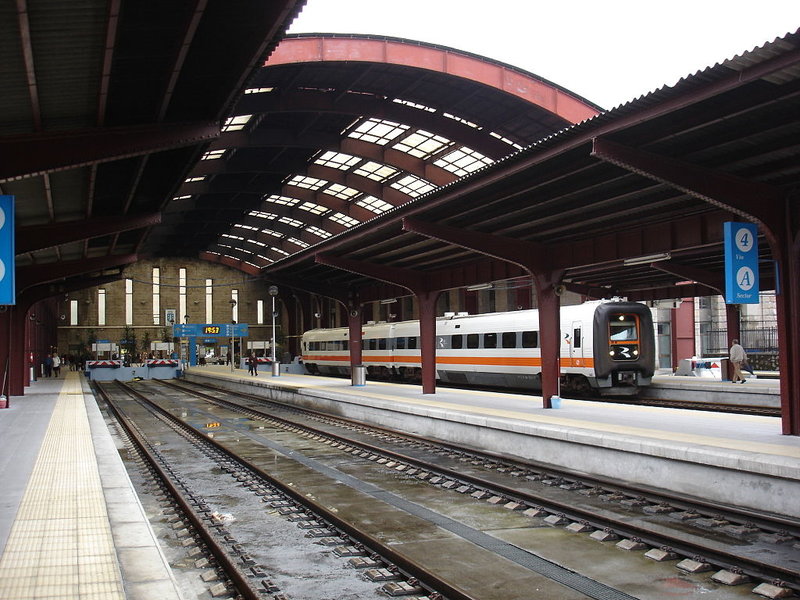 1024px-Interior_Estación_San_Cristovo.jpg