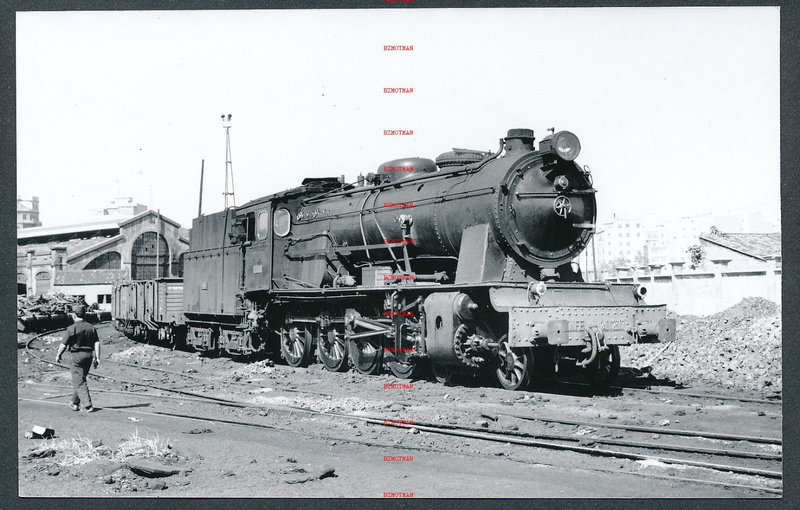 RQ28 SPAIN RENFE steam locomotive 240F.2307 Valencia Termino 6-6-66 ex MZA 1467.jpg