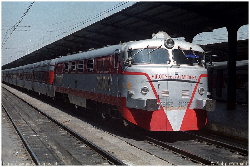 352-007 Virgen de la Almudena en Madrid Chamartín con un Talgo-III. 13-9-83.jpg