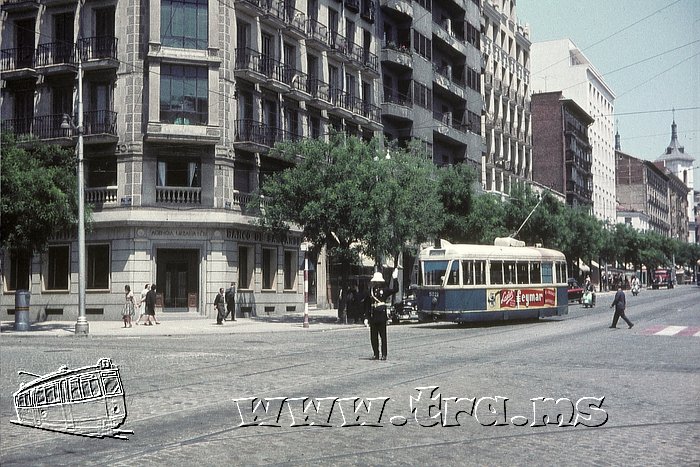 El 5021 en Eloy Gonzalo esq. Trafalgar, mayo de 1960.jpg