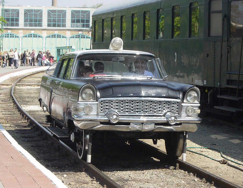 774px-GAZ-13_Chaika_draisine.jpg