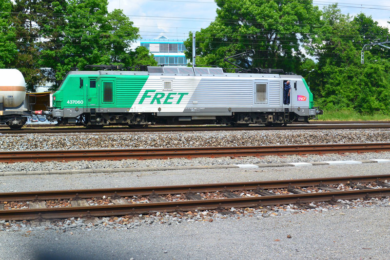 004. Locomotive électrique Prima d'Alstom BB 437059-9 SNCF - Fret avec son train de chlore en gare de Nyon, Suisse (31.05.2017).jpg