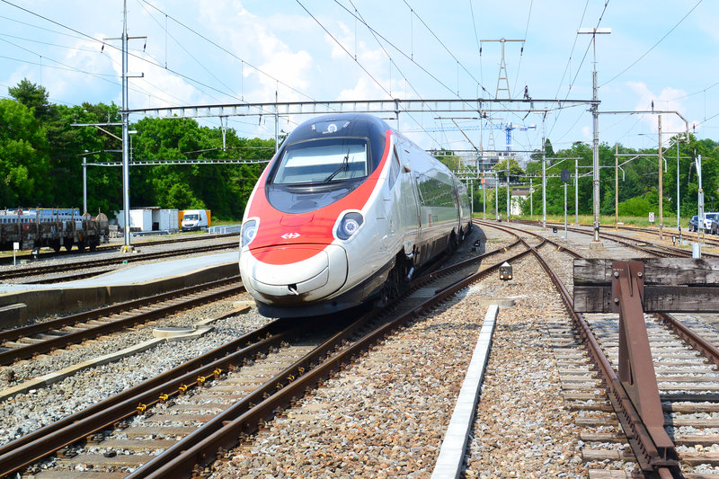 001. Cisalpino ETR 610 "EC de Milano Centrale à Genève-Cornavin" en gare de Nyon, Suisse (01.06.2017).jpg