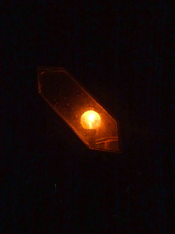 2-Detalle bombilla encendida farol de aguja, est. Almadenejos.jpg