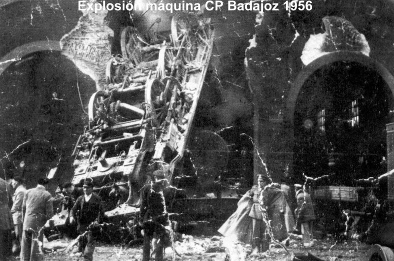 Locomotora de los CP explotó en la rotonda de Badajoz..JPG