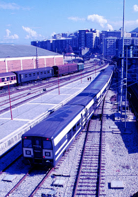 Talgo%20Pendular%20sale%20de%20%20la%20estación%20de%20Vigo.JPG