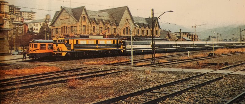 Talgo Pendular 1987 Puigcerdà.jpg