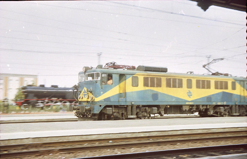 e132 La 269-201 a toda velocidad por Alcázar de San Juan. Agosto de 1986.jpg