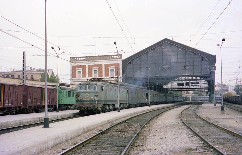 Estación de San Bernardo (Sevilla) Foto Mario Fontan Antúnez septiembre de 1981 publicada en el grupo Patrimonio historico ferroviario de España.jpg