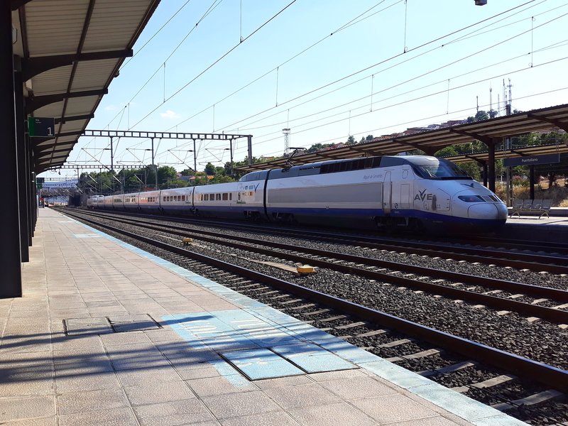 AVE S100-011 Madrid-Sevilla, P.Llano 09-7-2018.jpg