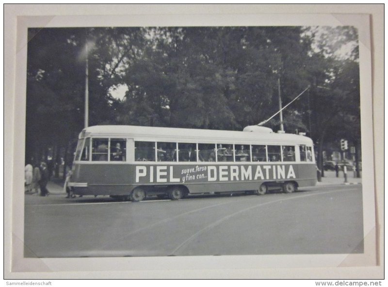 Línea 17, cruzando Recoletos para entrar en B. de Braganza. 1958.jpg