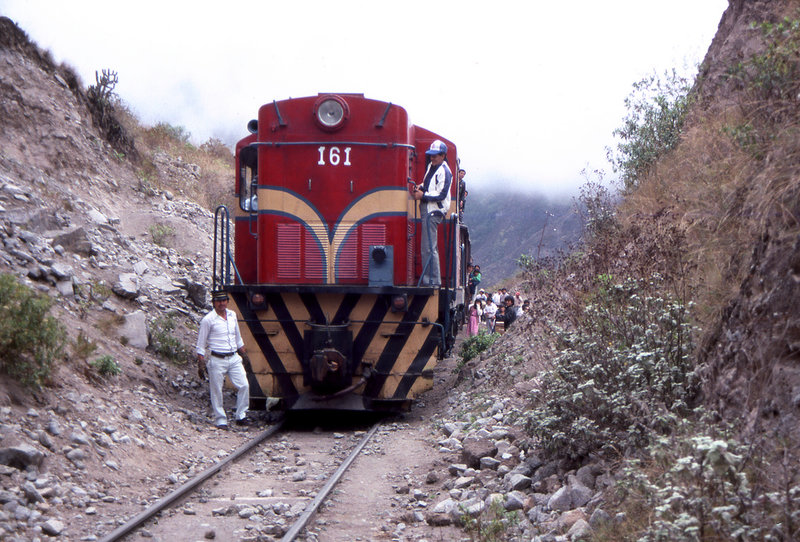 CoCh3039191774_161_on_mixto_stopped_behind_passenger_train_on_Alausi_loop._9_1998.jpg